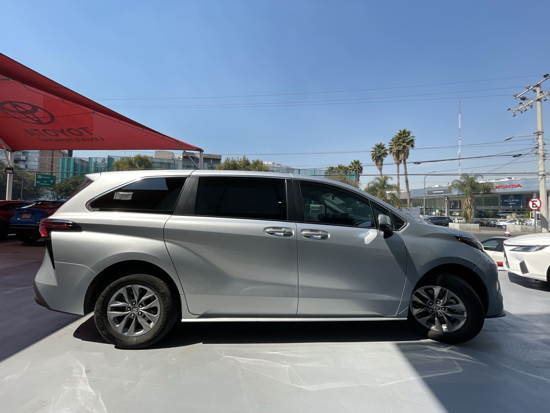 2022 Toyota SIENNA LE