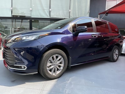 2022 Toyota SIENNA XLE