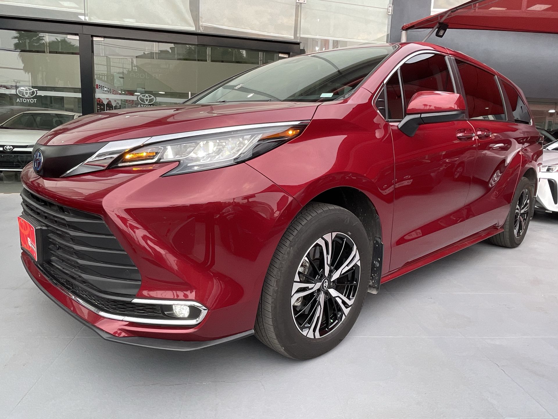 2023 Toyota SIENNA XLE PIEL