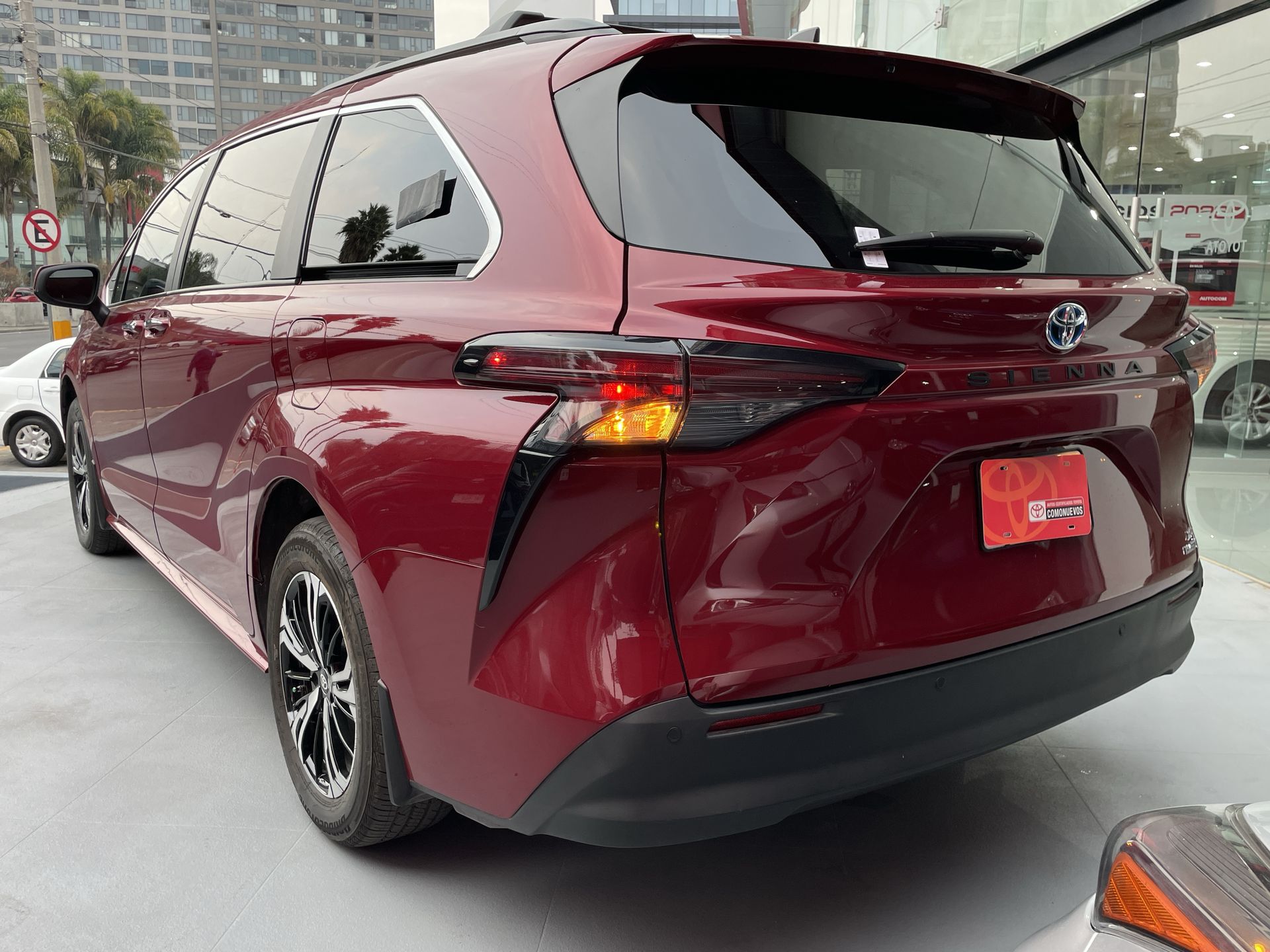 2023 Toyota SIENNA XLE PIEL