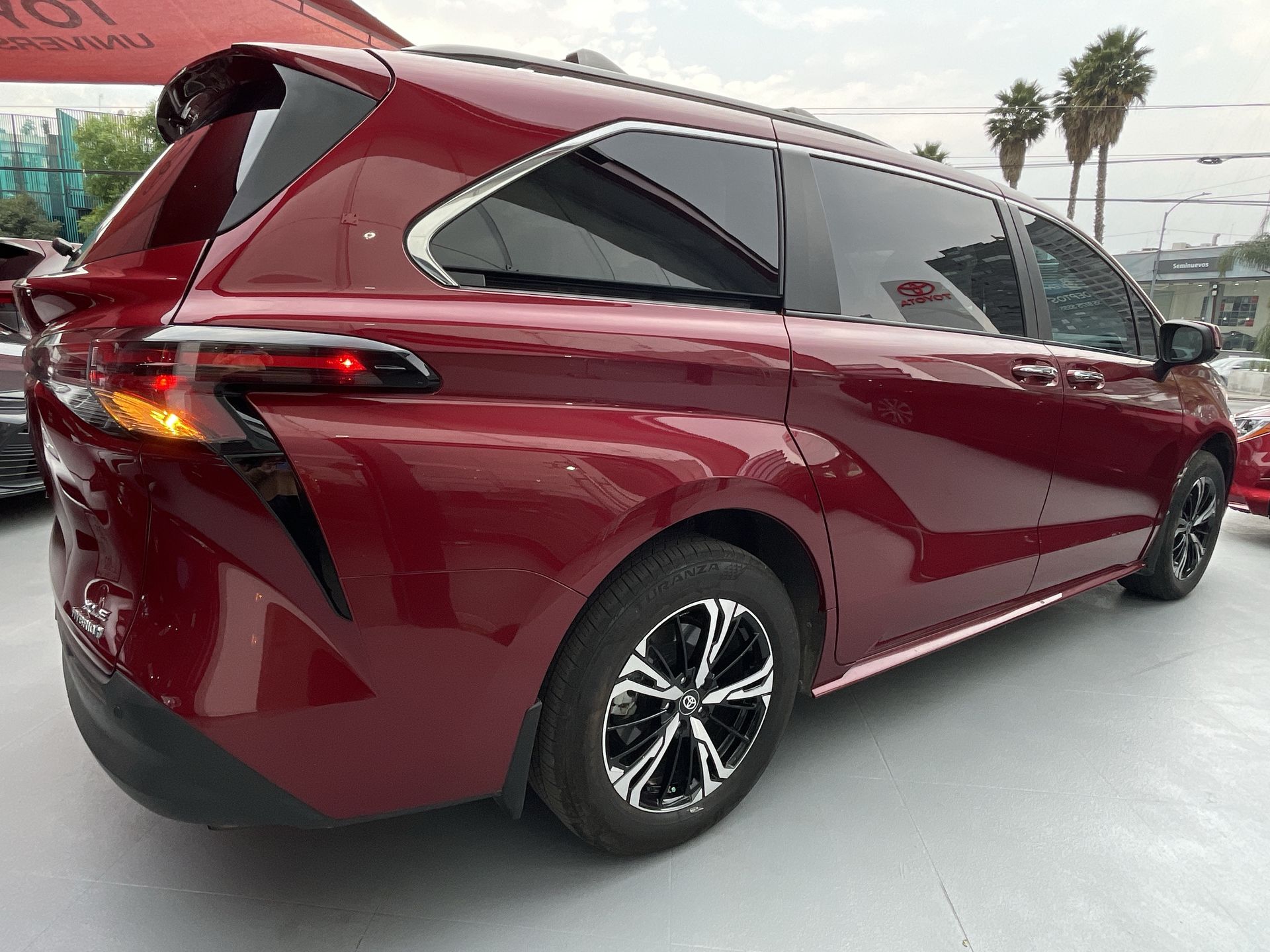 2023 Toyota SIENNA XLE PIEL