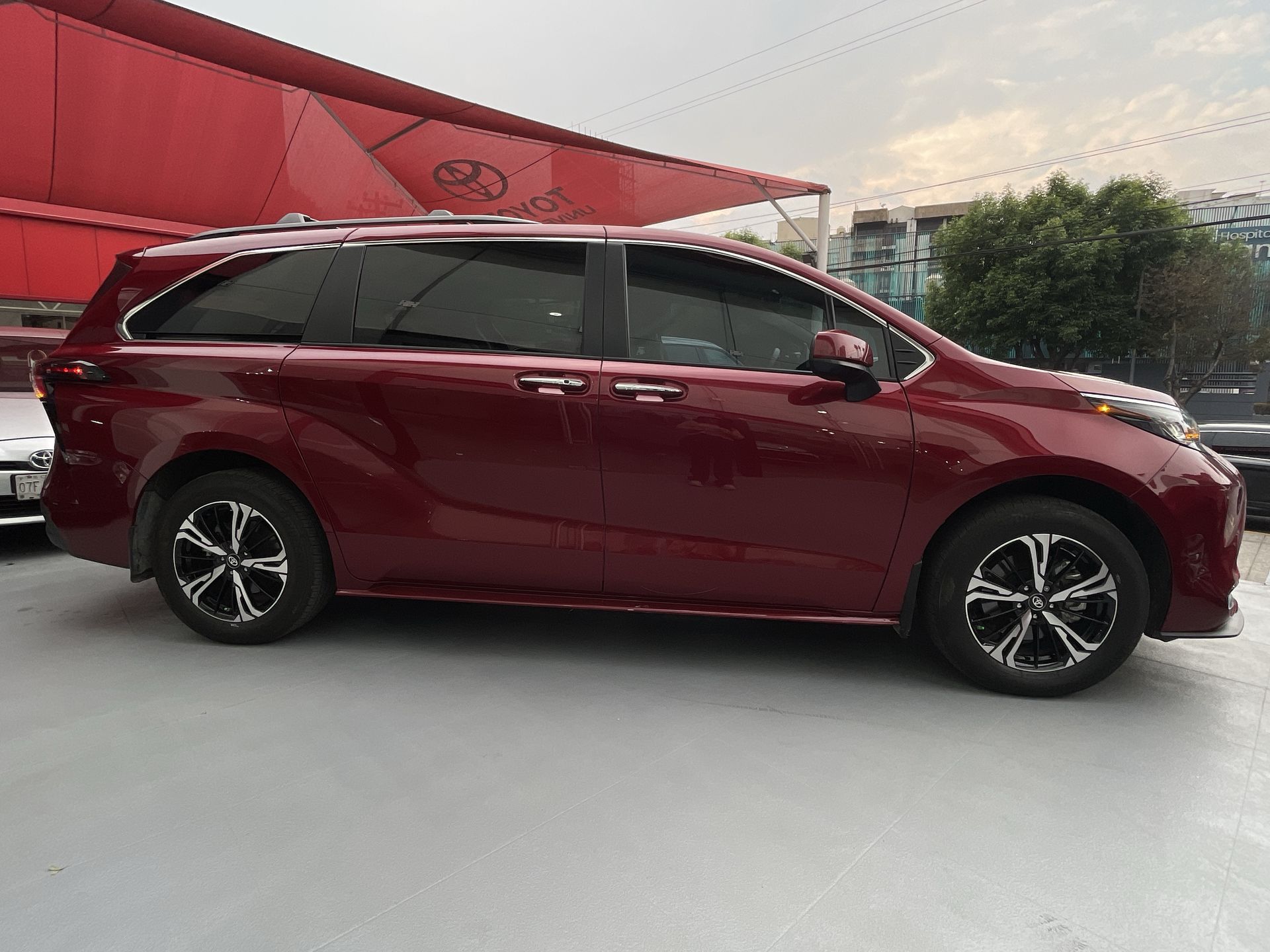 2023 Toyota SIENNA XLE PIEL
