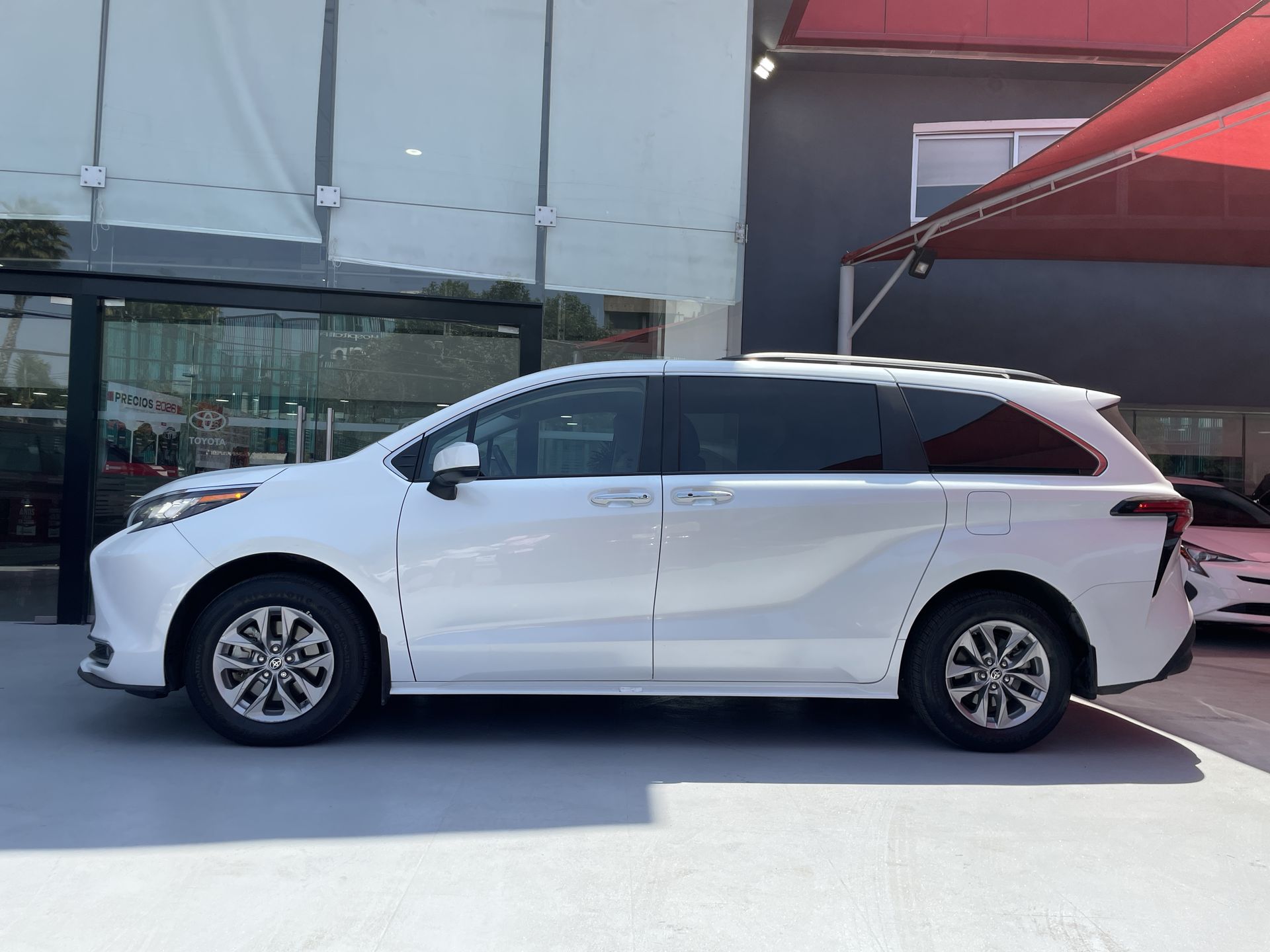 2022 Toyota SIENNA XLE