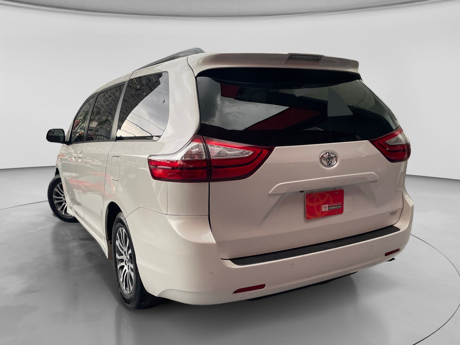2019 Toyota SIENNA XLE