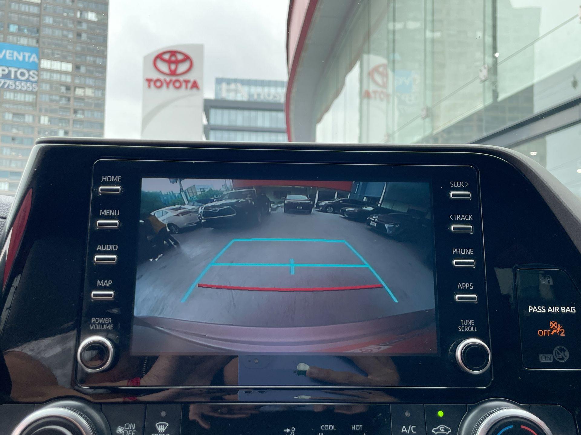 2021 Toyota HIGHLANDER LE