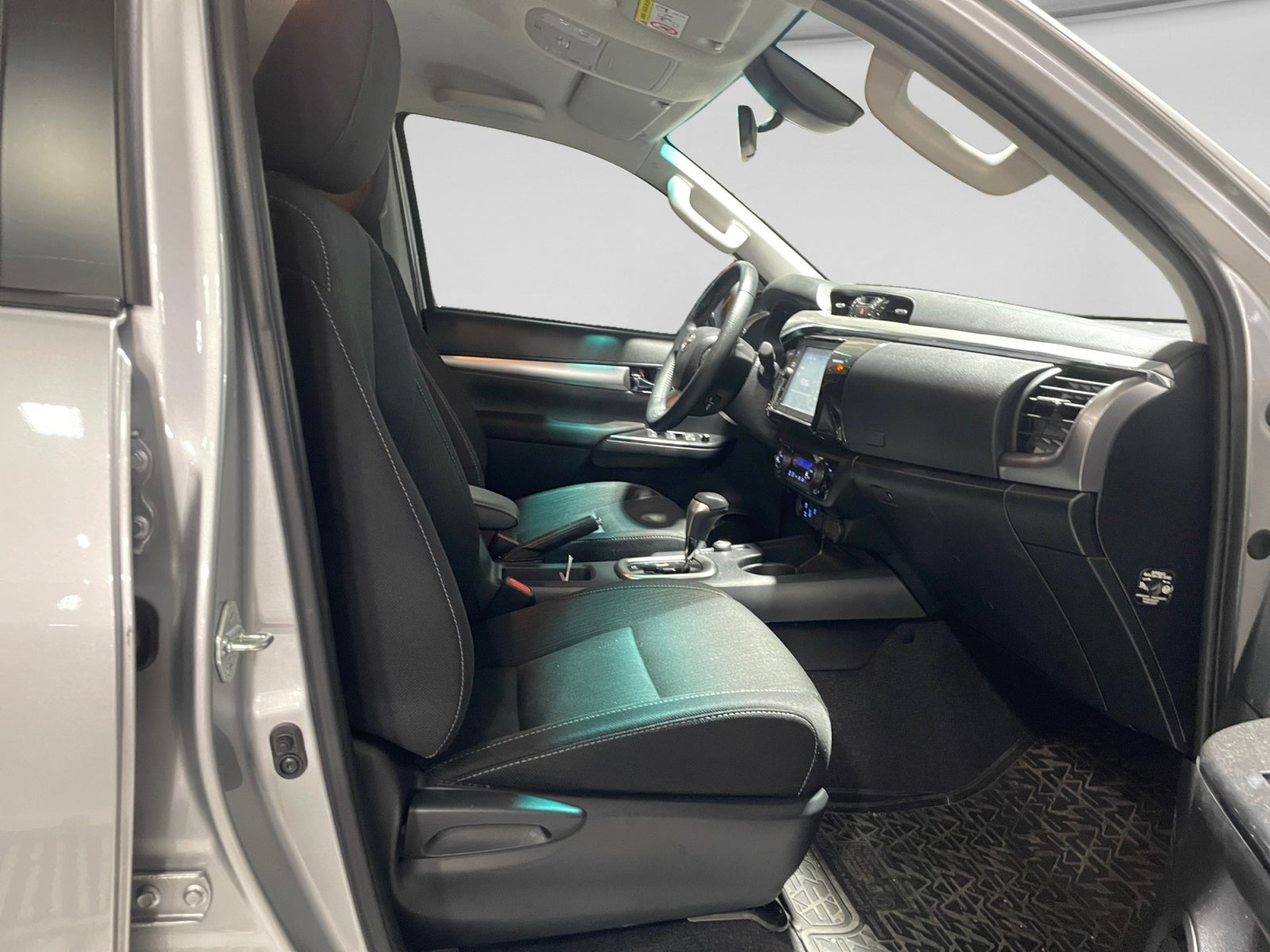 2025 Toyota HILUX D-CAB DSL AT MHEV