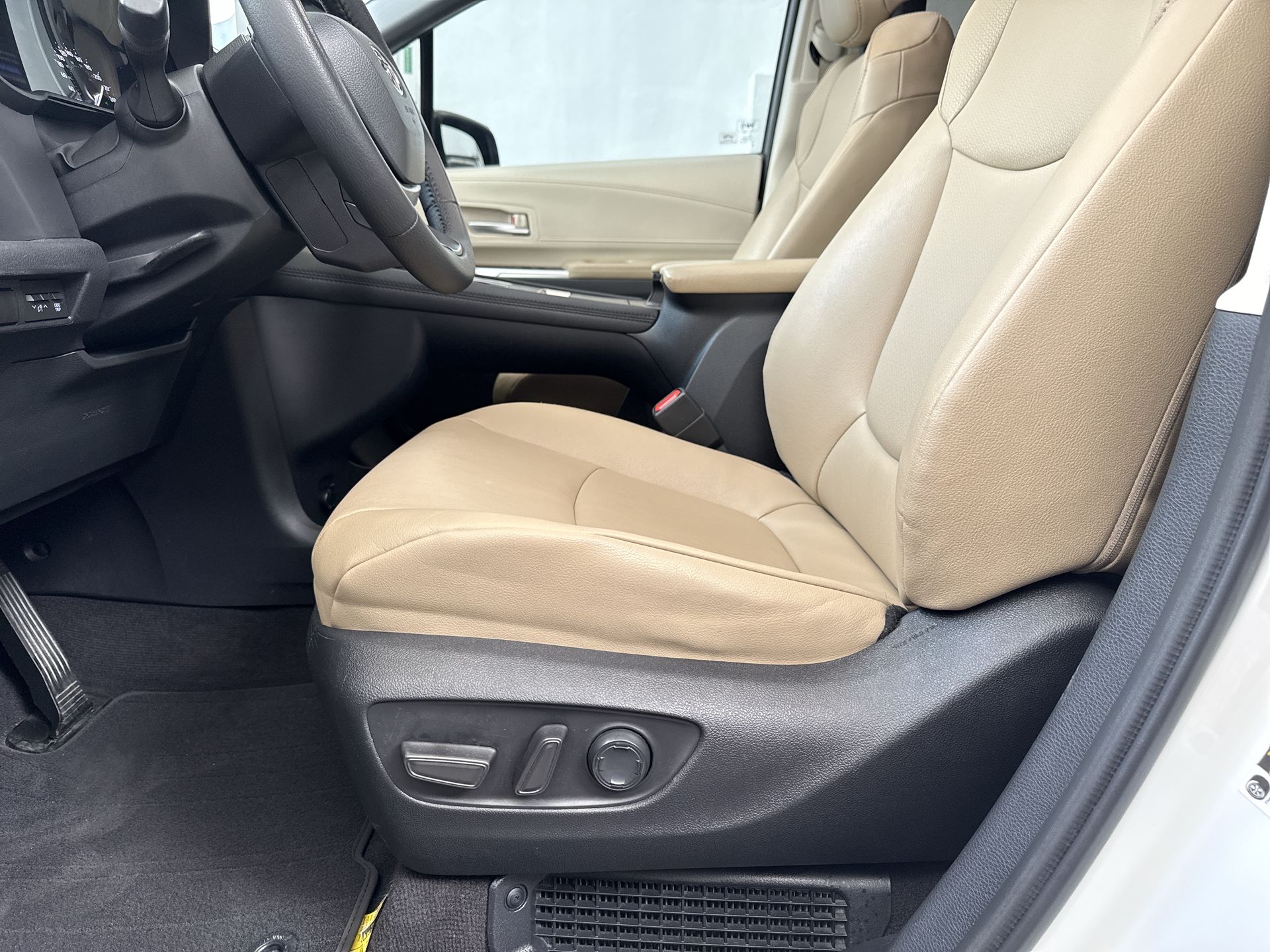 2023 Toyota SIENNA XLE PIEL