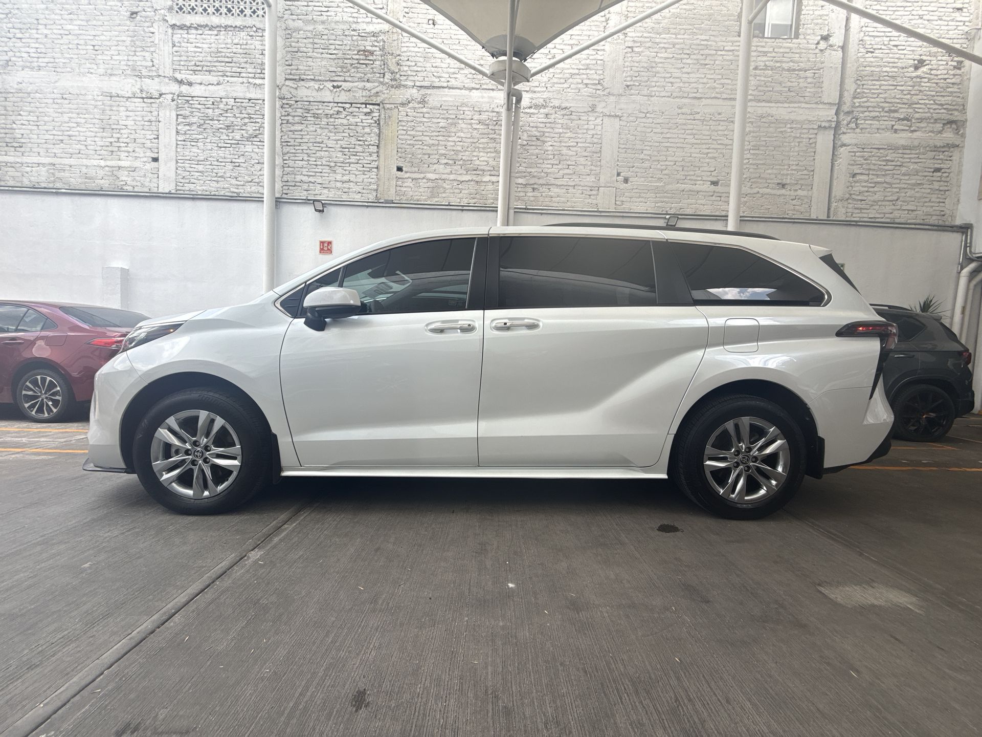 2023 Toyota SIENNA XLE PIEL