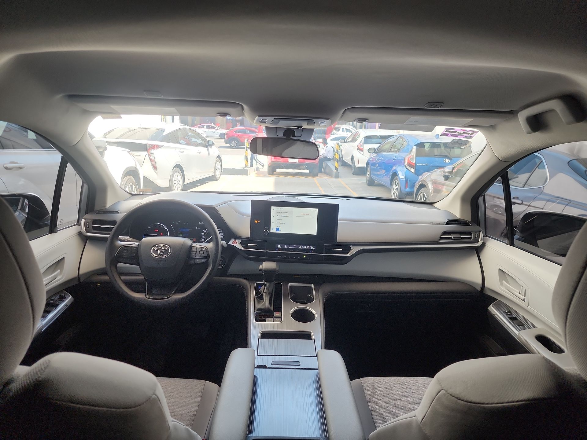 2025 Toyota SIENNA LE HEV