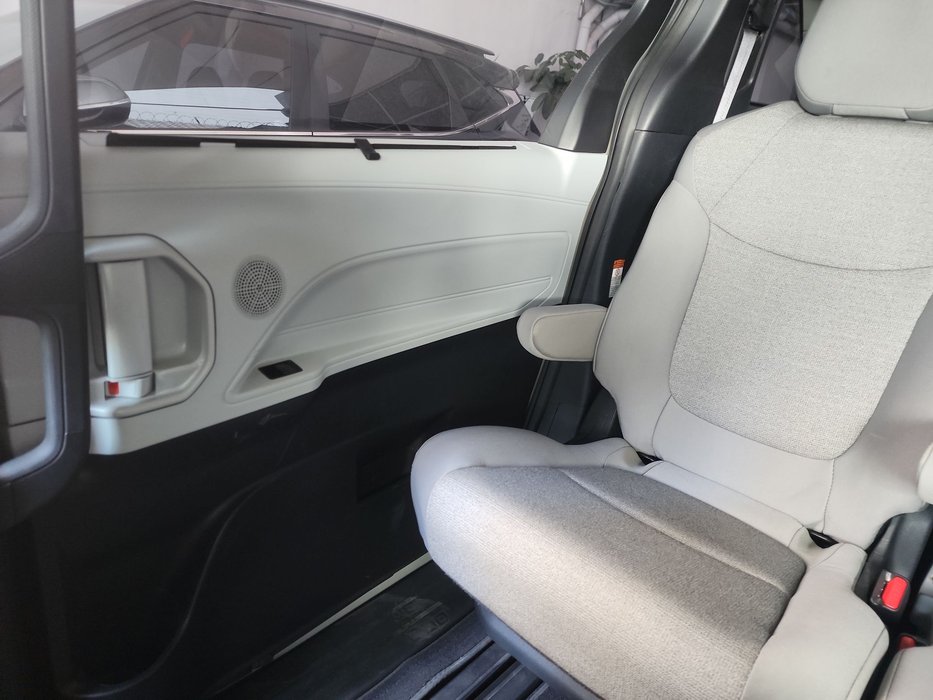 2025 Toyota SIENNA LE HEV