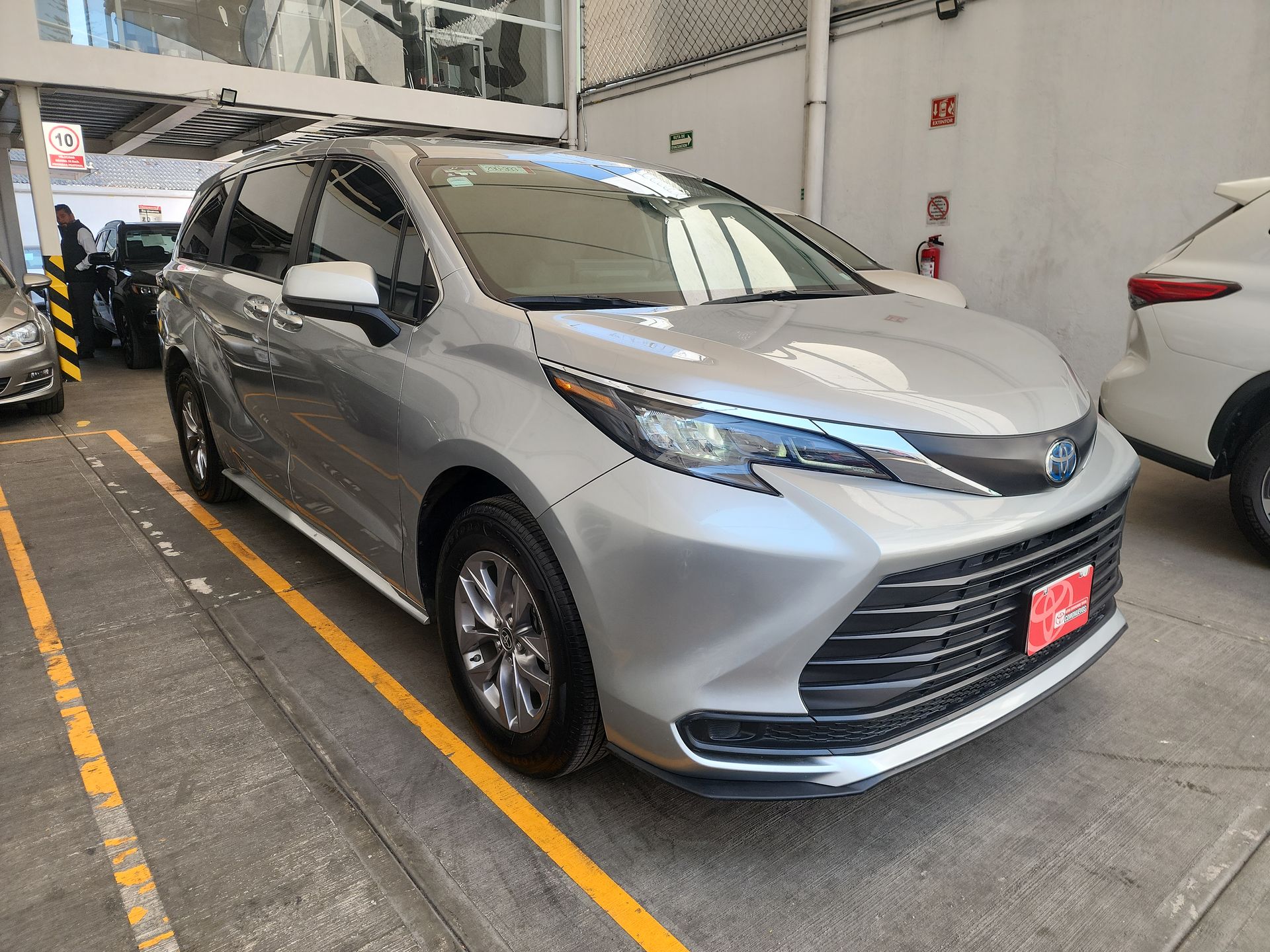 2025 Toyota SIENNA LE HEV
