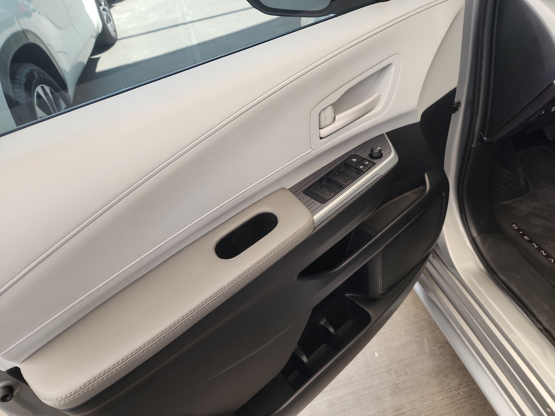 2025 Toyota SIENNA LE HEV