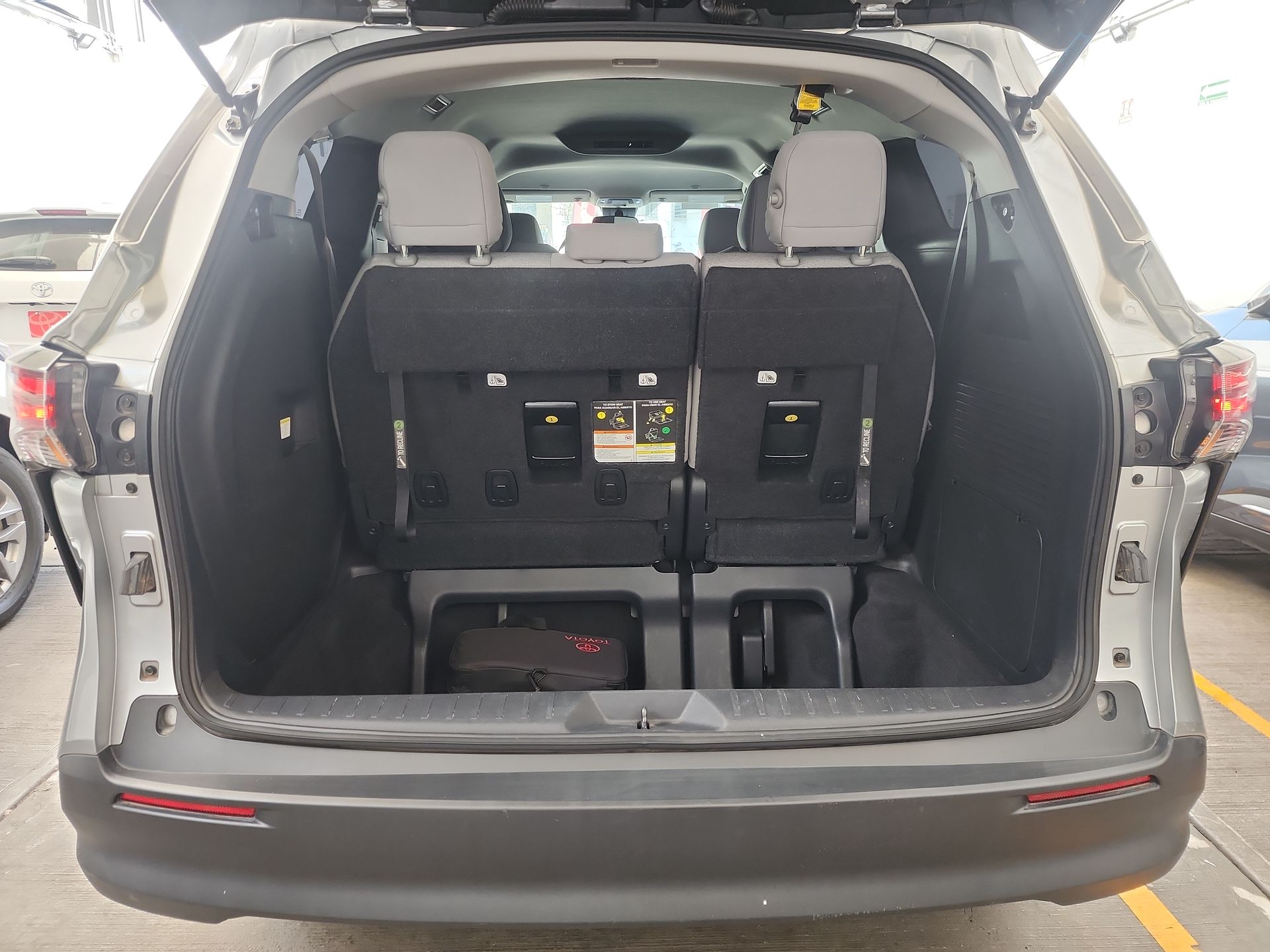 2025 Toyota SIENNA LE HEV