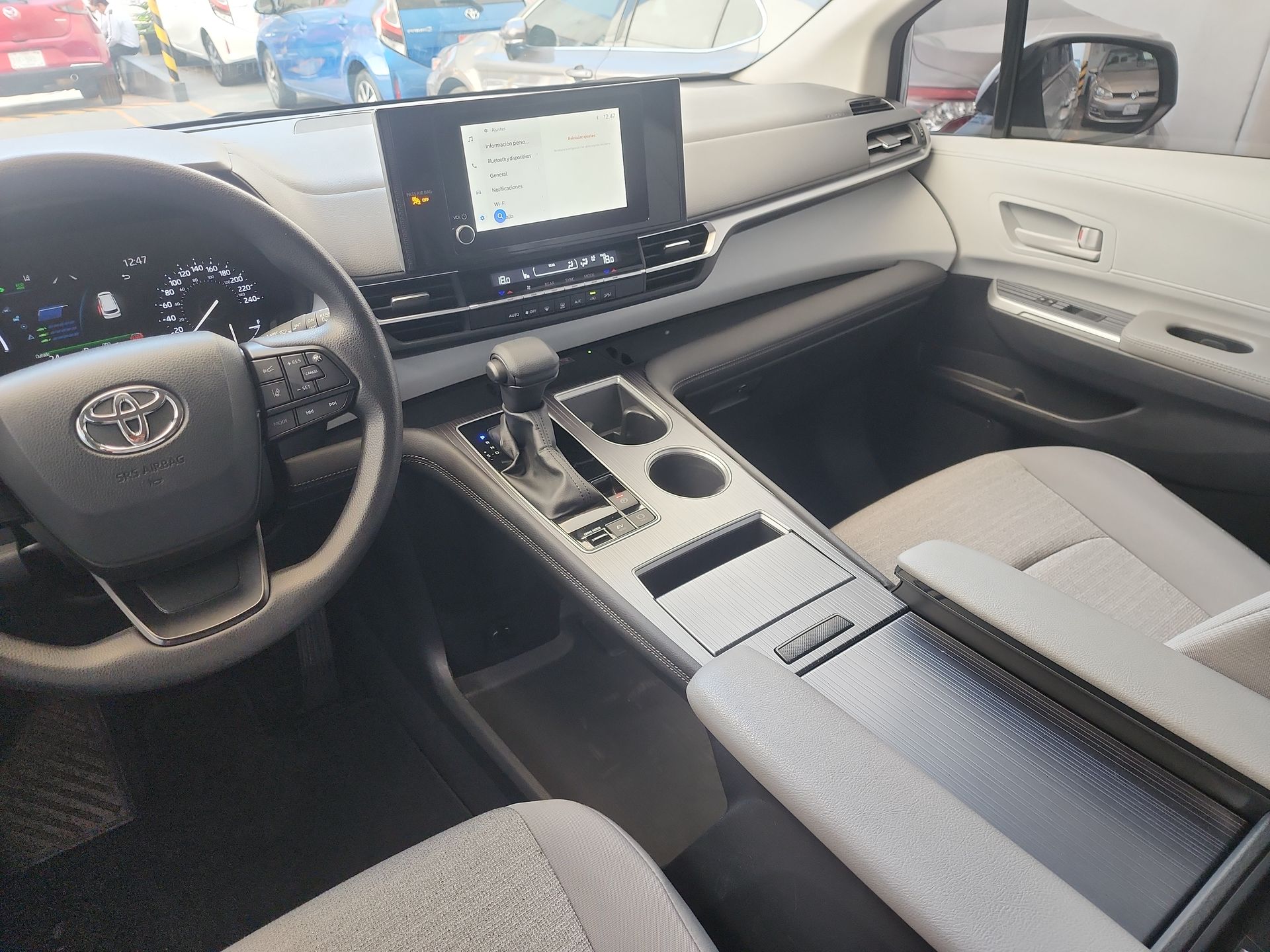 2025 Toyota SIENNA LE HEV