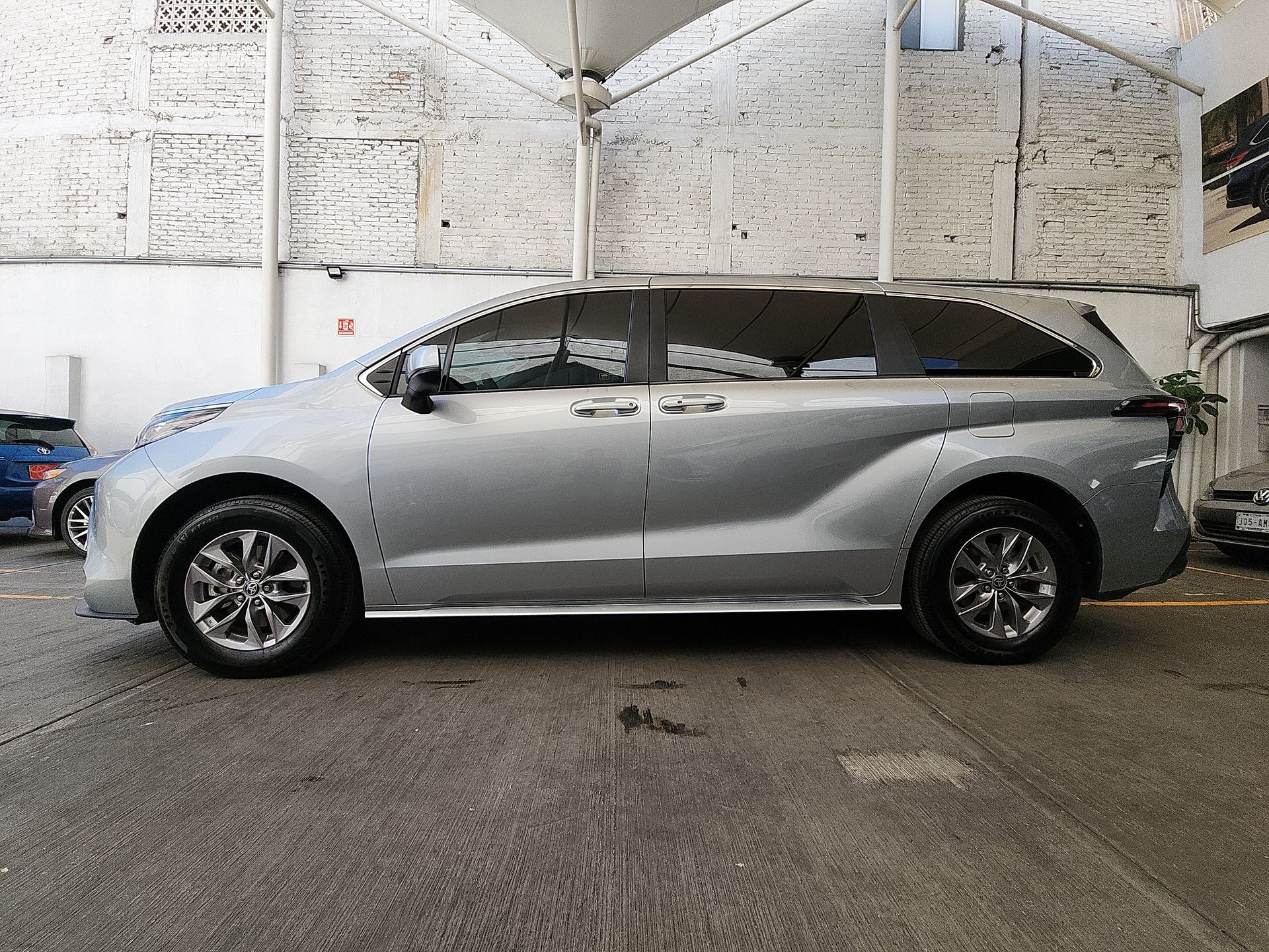 2025 Toyota SIENNA LE HEV