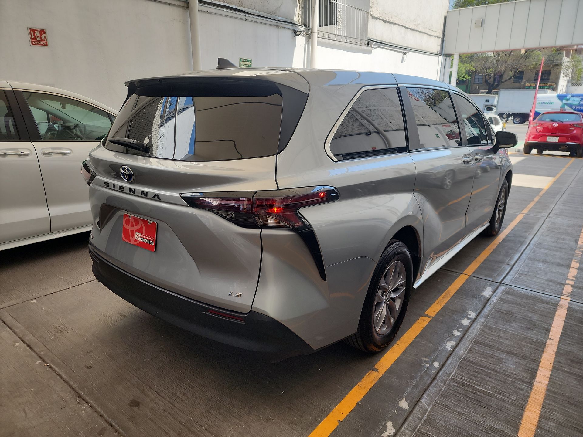 2025 Toyota SIENNA LE HEV
