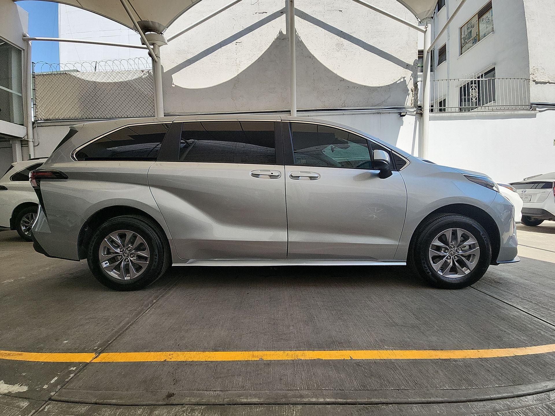 2025 Toyota SIENNA LE HEV