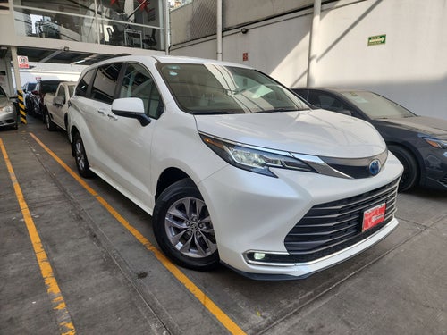 2023 Toyota SIENNA XLE