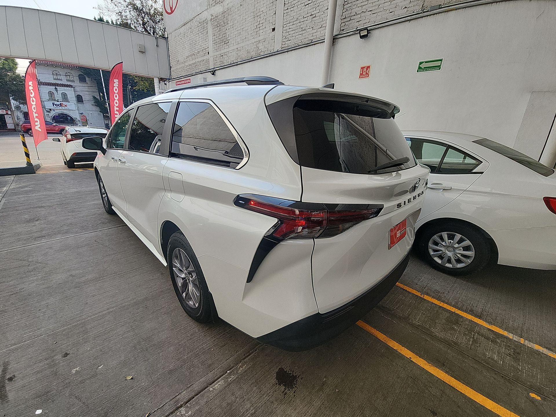 2023 Toyota SIENNA XLE