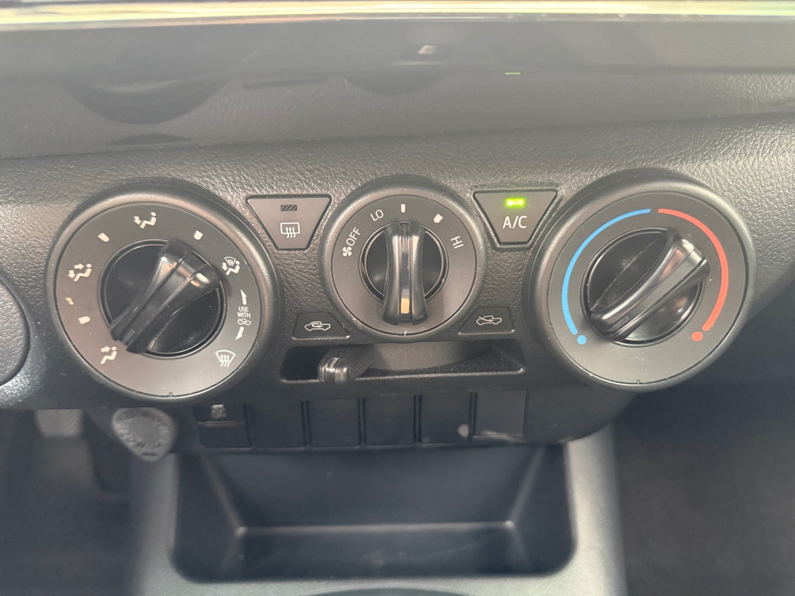 2026 Toyota HILUX D-CAB BASE