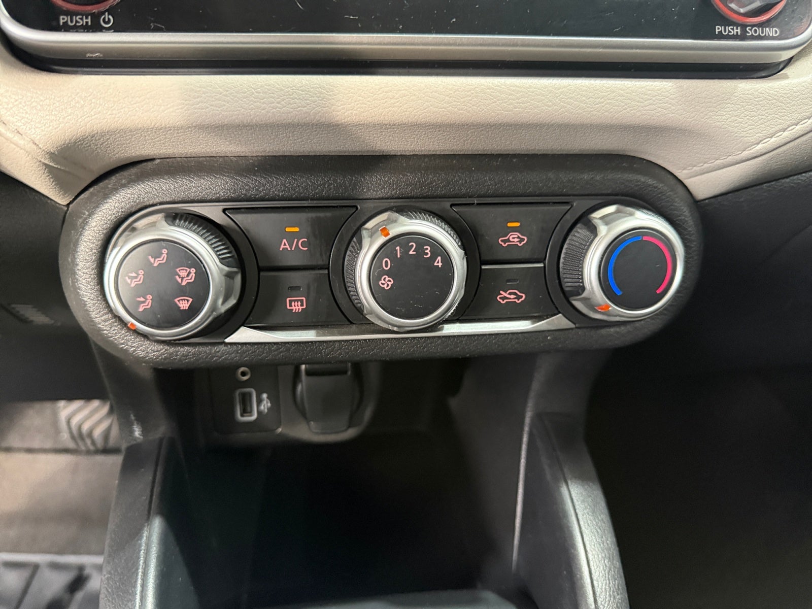 2020 Nissan VERSA ADVANCE MT