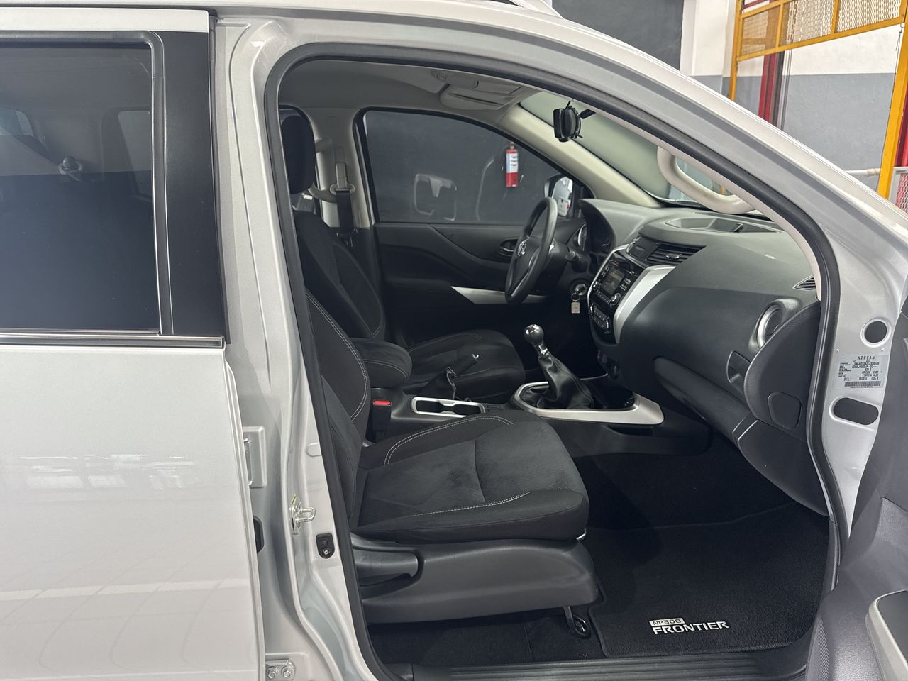 2020 Nissan FRONTIER LE TM AC