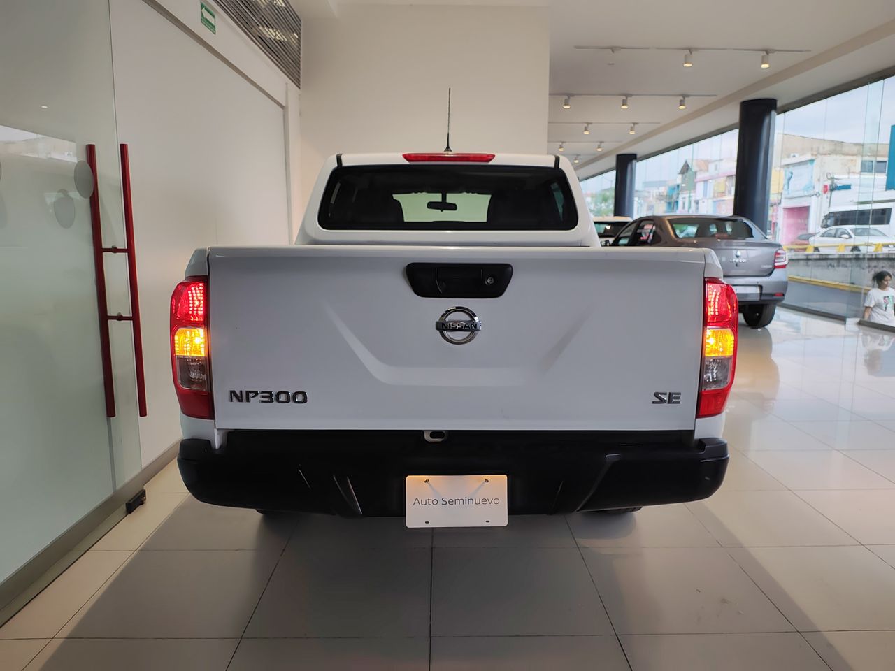 2020 Nissan NP300 DOBLE CABINA SE TM AC PAQ SEG 6VEL