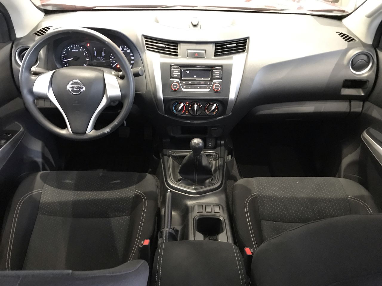 2020 Nissan NP300 DOBLE CABINA DOBLE CABINA SE TM AC PAQ SEG 6VEL