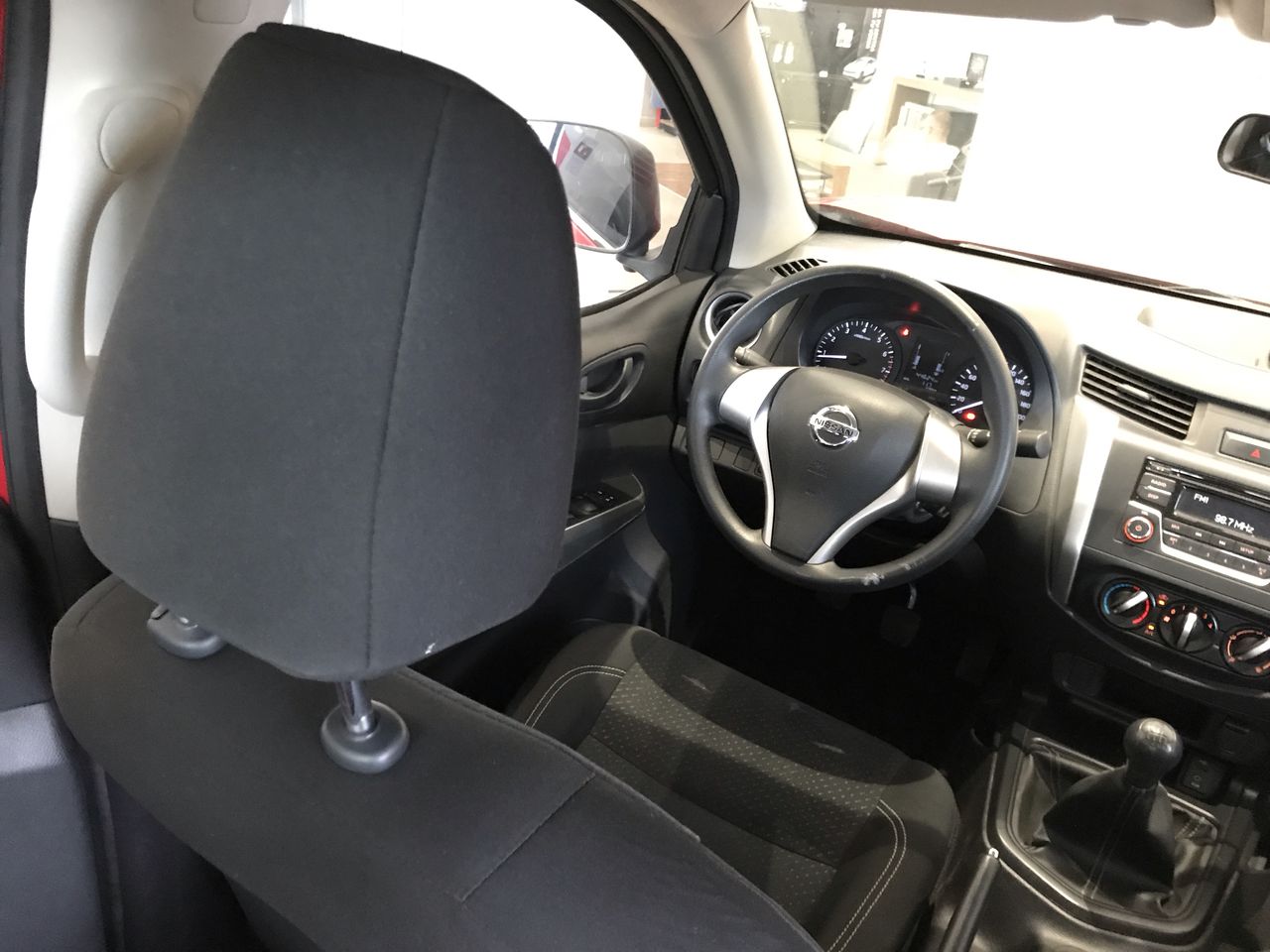 2020 Nissan NP300 DOBLE CABINA DOBLE CABINA SE TM AC PAQ SEG 6VEL