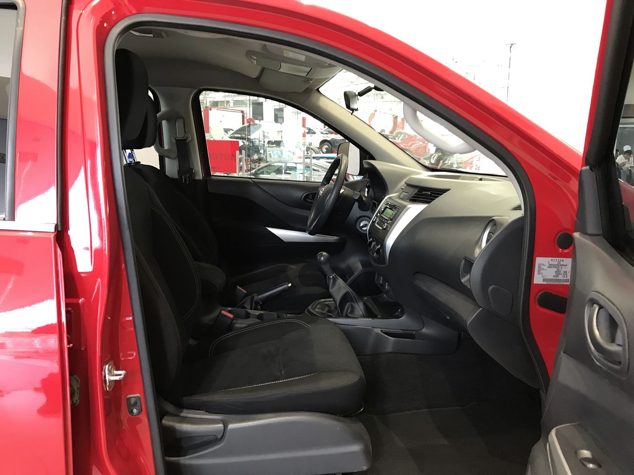 2020 Nissan NP300 DOBLE CABINA DOBLE CABINA SE TM AC PAQ SEG 6VEL