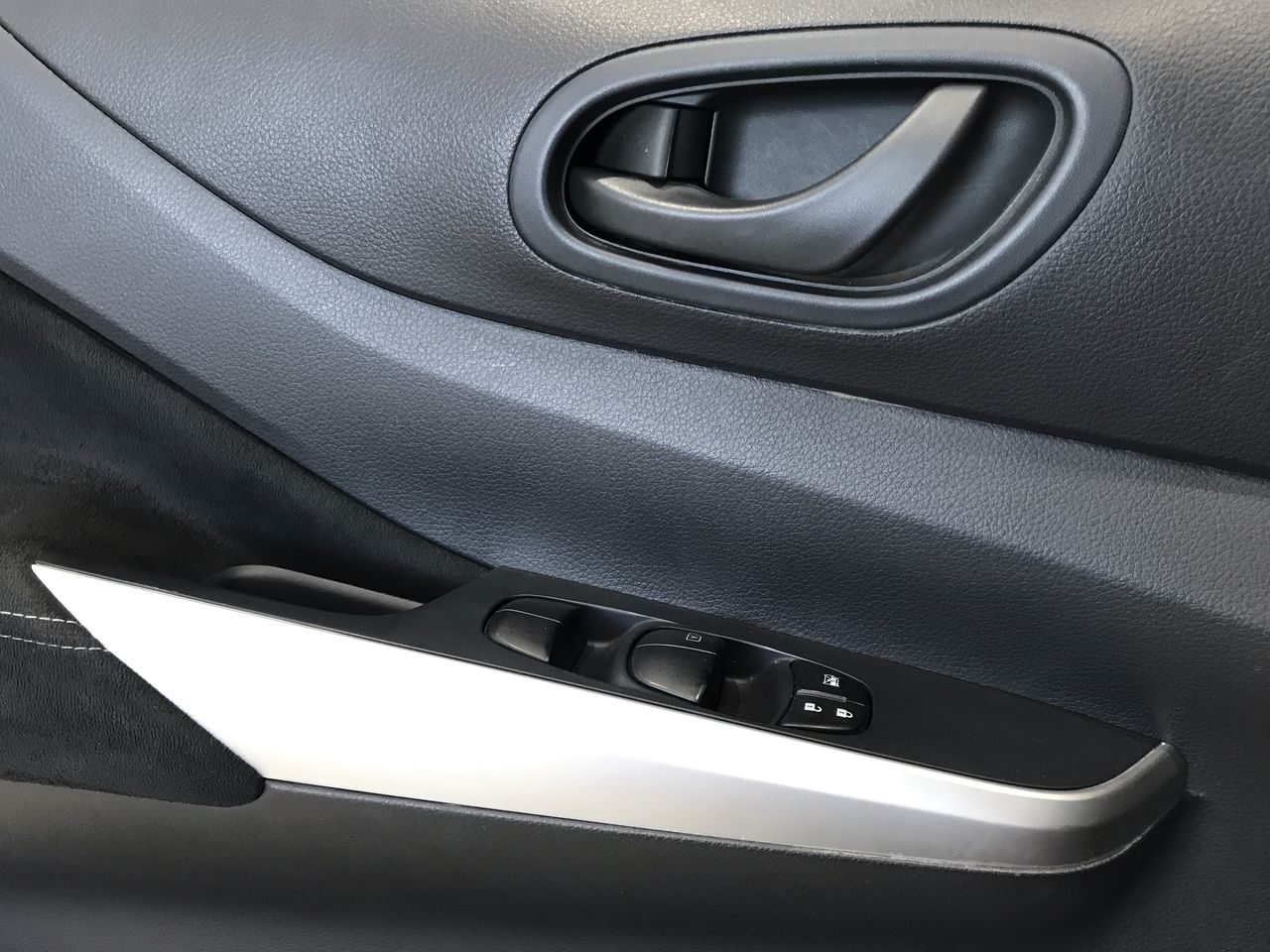 2020 Nissan NP300 DOBLE CABINA DOBLE CABINA SE TM AC PAQ SEG 6VEL