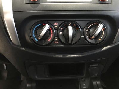 2020 Nissan NP300 DOBLE CABINA DOBLE CABINA SE TM AC PAQ SEG 6VEL