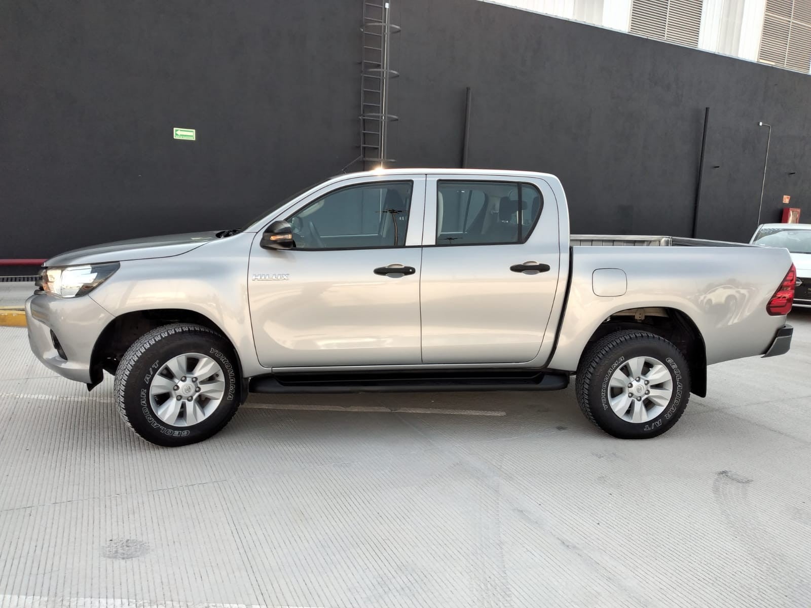 2020 Toyota HILUX D-CAB SR 5MT 4X2
