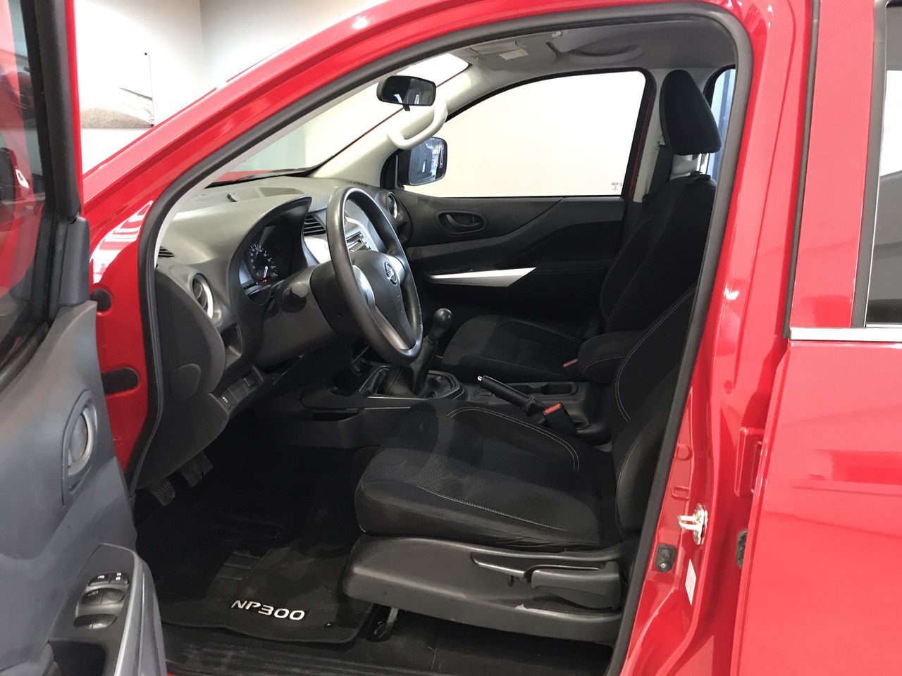 2020 Nissan NP300 DOBLE CABINA DOBLE CABINA SE TM AC PAQ SEG 6VEL