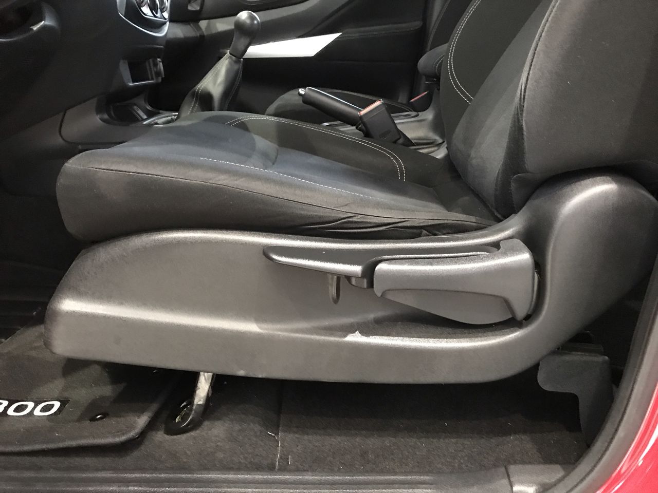2020 Nissan NP300 DOBLE CABINA DOBLE CABINA SE TM AC PAQ SEG 6VEL