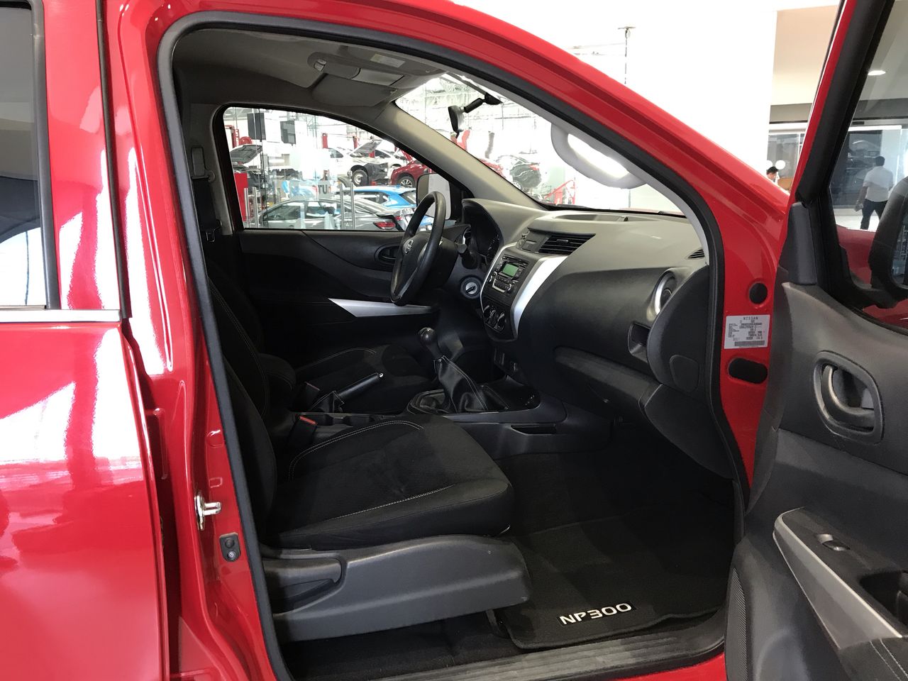 2020 Nissan NP300 DOBLE CABINA DOBLE CABINA SE TM AC PAQ SEG 6VEL