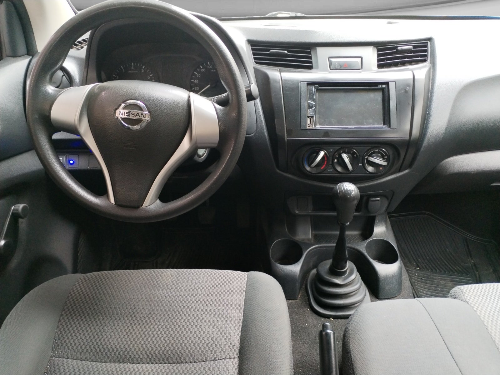 2020 Nissan NP300 DOBLE CABINA DOBLE CABINA S TM AC PAQ. SEG. 6VEL