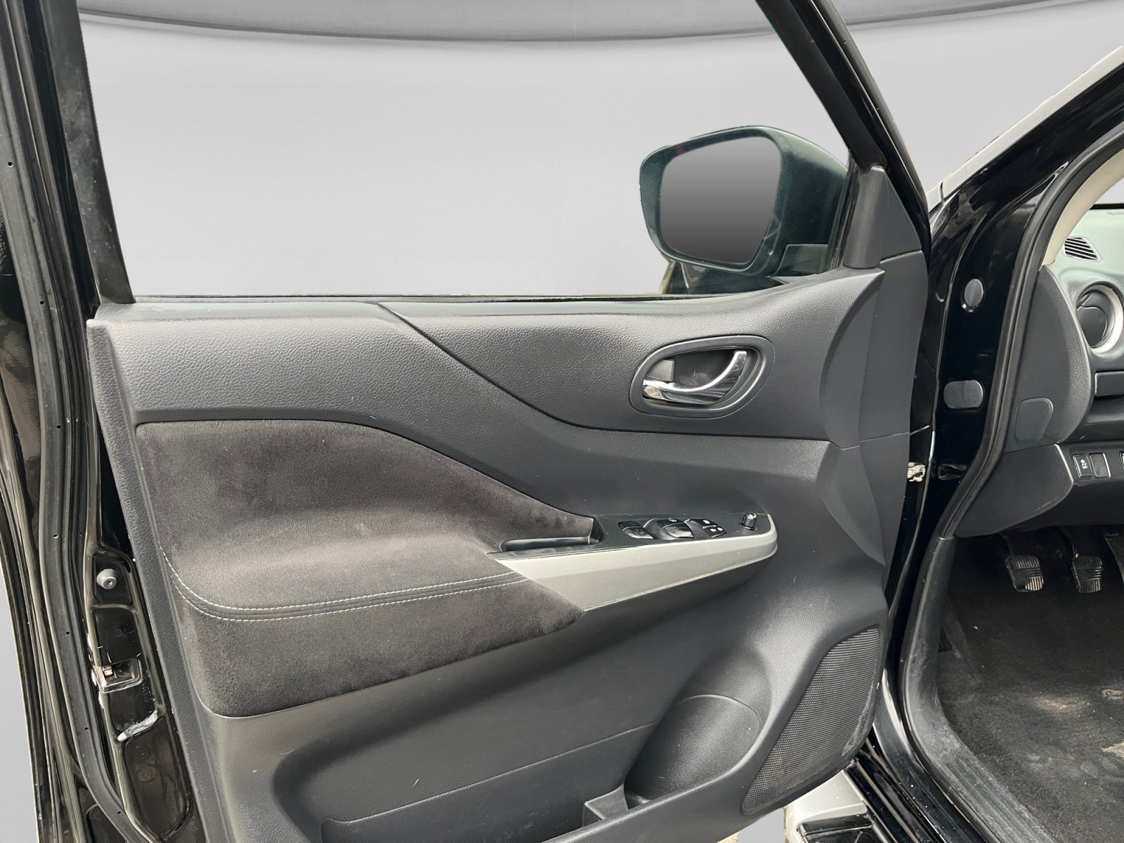 2020 Nissan FRONTIER LE TM AC