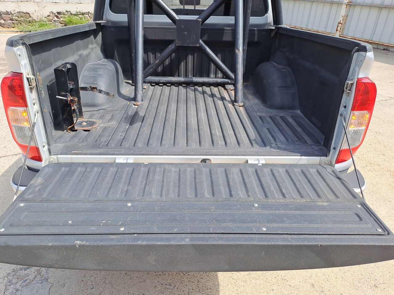 2022 Nissan FRONTIER LE TA 22