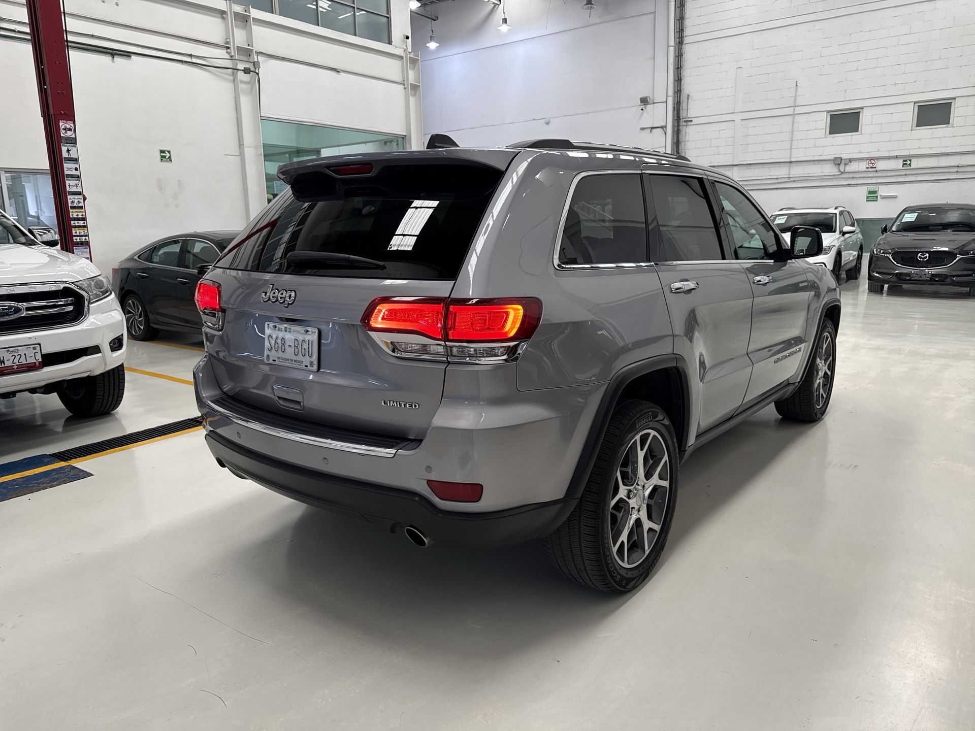 2021 Jeep GRAND CHEROKEE LIMITED LUJO V6