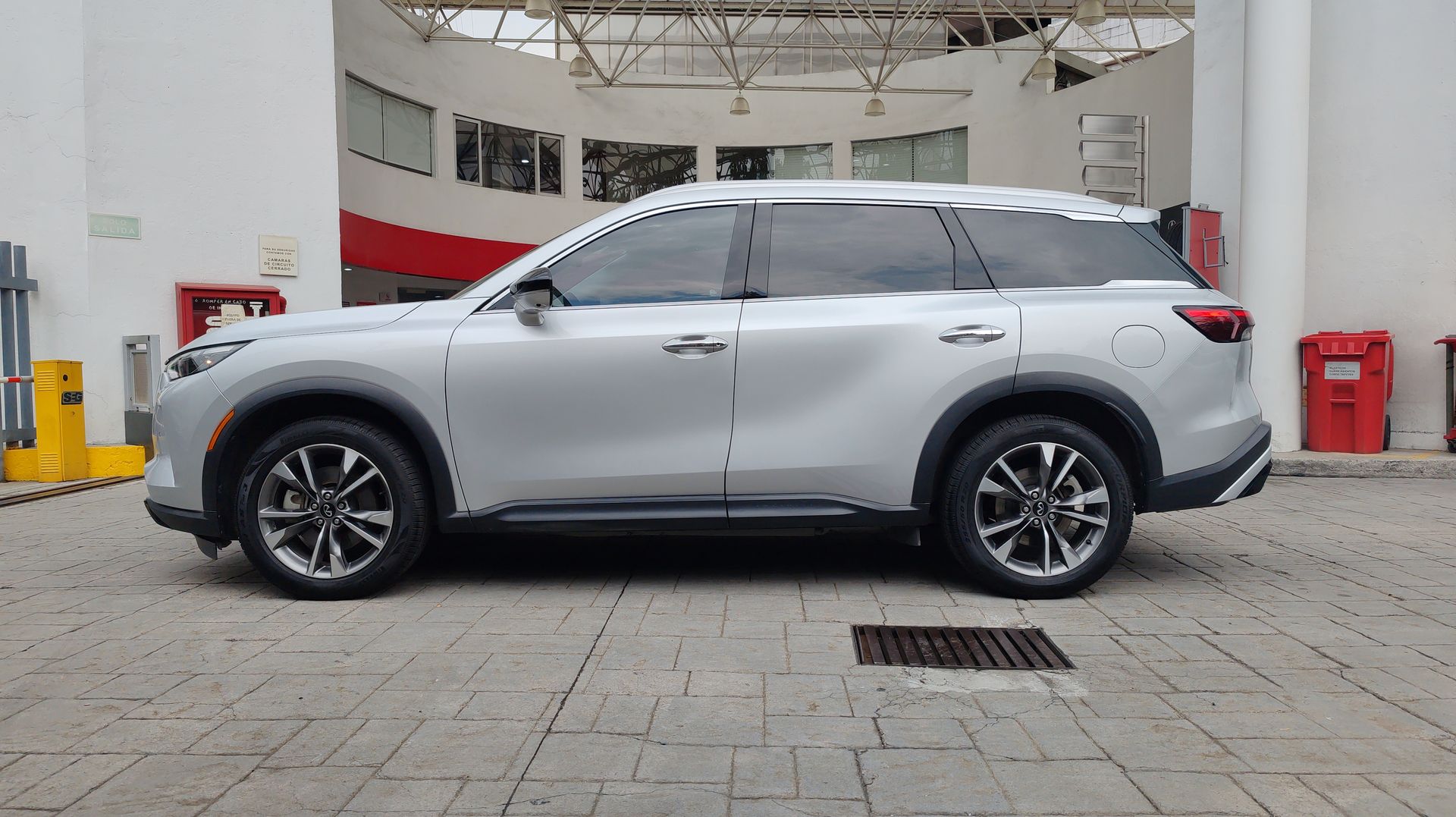 2023 Nissan INFINITI 3.5L LUXE AWD 23
