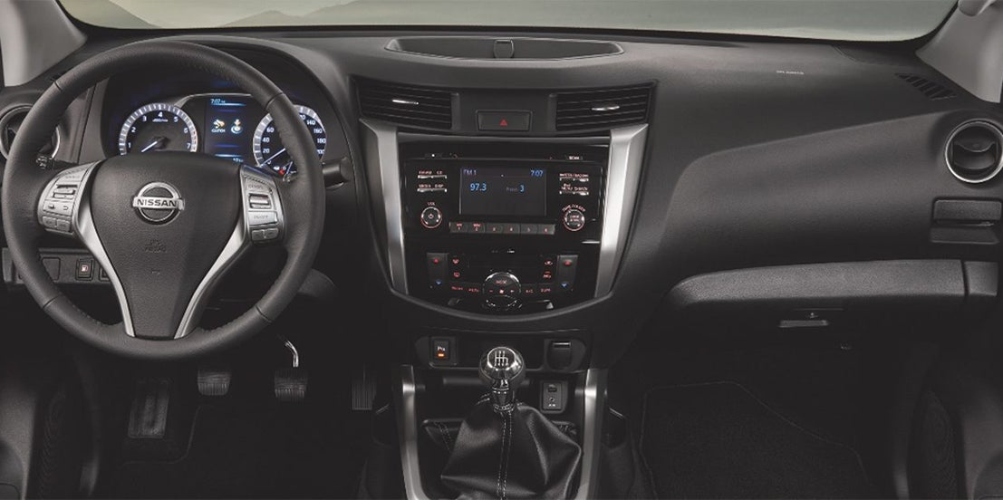 Nissan NP300 Frontier Interior1